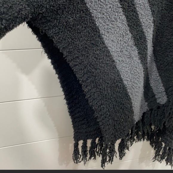 Barefoot Dreams black & gray beach fringe poncho one size - Picture 6 of 12